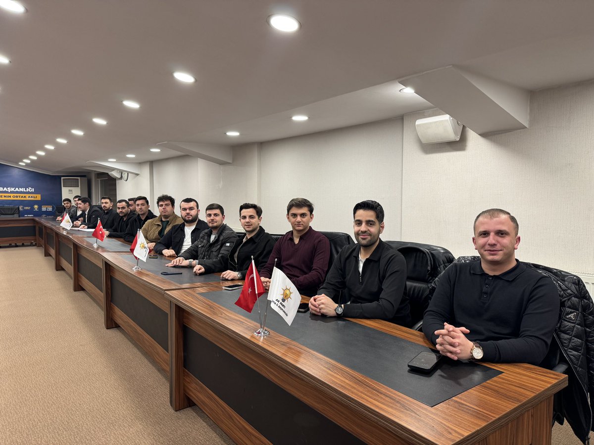 AKGencSakarya's tweet photo. Haftalık Yönetim Kurulu Toplantımızı İl Gençlik Kolları Başkanımız Hüseyin Serdar Akgün’ün başkanlığında gerçekleştirdik. https://t.co/HeQKvsF84R