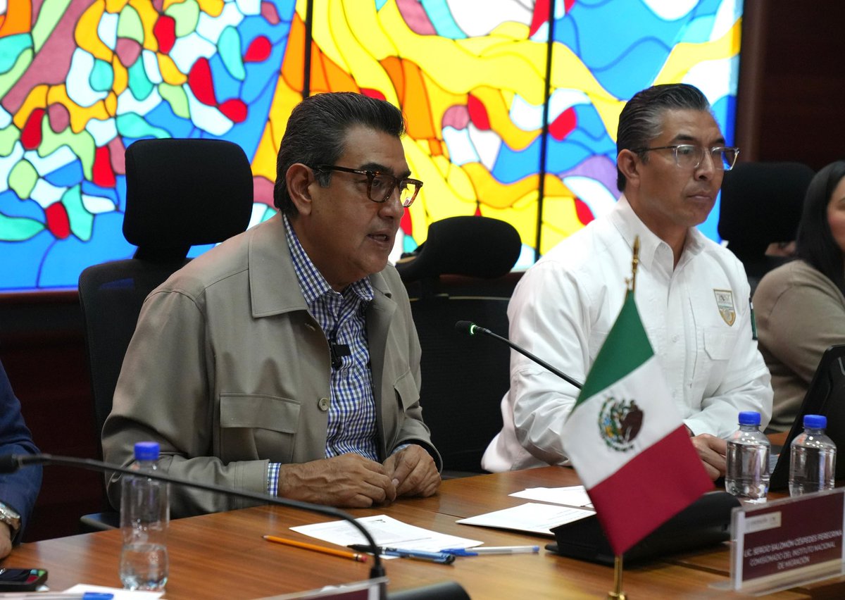 SergioSalomonC's tweet photo. De cara al #MundialFIFA2026 ⚽, arrancamos capacitaciones al personal que se integra al equipo de aeropuertos del @INAMI_mx 🛩️ . El objetivo es estar a la altura de este gran evento internacional y recibir los miles de visitantes que vendrán de todo el mundo con el profesionalismo que nos distingue como institución y con la calidez que nos caracteriza como nación 🇲🇽.

Agradezco a @GabyCuevas, Coordinadora General para el Mundial del @GobiernoMX, por el acompañamiento en este esfuerzo. Asimismo, Dra. @Laura_Ripani, representante de @el_BID en nuestro país, por su valioso aporte, que sin duda fortalecerá nuestras capacidades institucionales.

El #INM es el primer rostro de México ante el mundo, somos quienes abrimos la puerta y damos la bienvenida. Por ello, reforzamos nuestros protocolos de servicio, haciendo valer nuestra gran vocación turística, conforme lo ha instruido nuestra Presidenta, la Dra. @Claudiashein.
