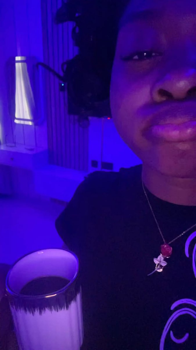 Vicky🌹🦋 tweet media