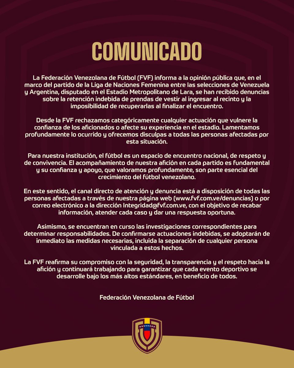 eldiario's tweet photo. #15Abr | La Federación Venezolana de Fútbol rechazó “categóricamente” los hechos denunciados por asistentes al partido de la Liga de Naciones Femenina entre Venezuela y Argentina, disputado el #14Abr en el estadio Metropolitano de Lara, sobre la retención indebida de prendas de vestir al ingresar al recinto y la imposibilidad de recuperarlas al finalizar el encuentro.

“Se encuentran en curso las investigaciones correspondientes para determinar responsabilidades. De confirmarse actuaciones indebidas, se adoptarán de inmediato las medidas necesarias”, indicó la FVF en un comunicado. 

De acuerdo con las denuncias divulgadas en redes sociales, varios fanáticos señalaron que les prohibían la entrada al estadio si llevaban una segunda prenda, suéter o abrigo, a pesar de que esto no está estipulado en las medidas de seguridad establecidas por FVF para ingresar al recinto.

📷: @FVF_Oficial