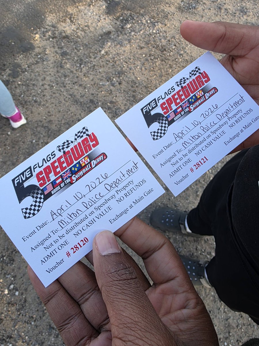 bbbsnwfl's tweet photo. Two of our Big Brothers treated their Little Brothers to an exciting night at 5 Flags Speedway for the Winged Sprint Racers. They had a great night!  Thank you Milton Police Department for providing the tickets and helping make this experience possible. https://t.co/rN3qjCP3Um