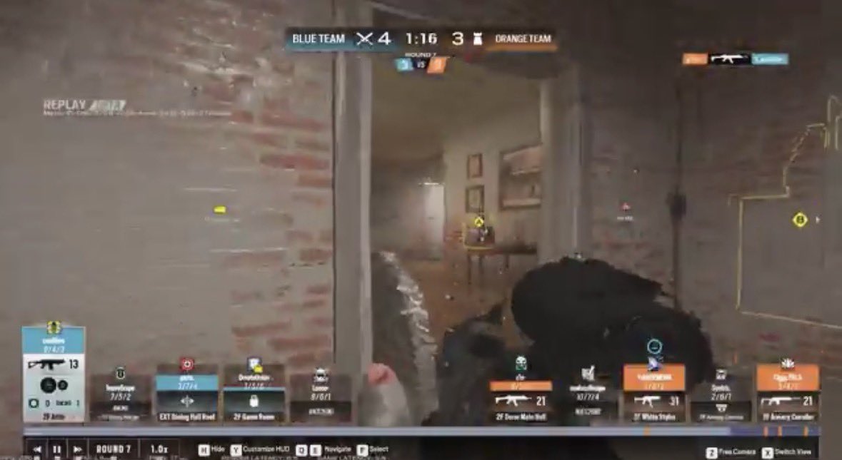 FrDxniel's tweet photo. @atxmiclol @ST0MPN in my 4k hours in siege i deadass never knew that small meeting wall or whatever was a „common pre fire“ to class room https://t.co/hlNtfrbflD