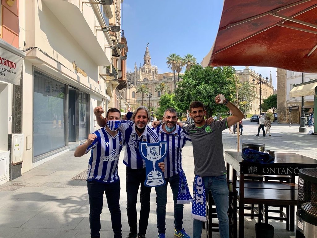 ⏳3 días.
Hace no tanto, un 3 de abril de 2021. Una historia que se quedó para siempre en el corazón de cada socio de la Peña Realista El Sur.
Hoy empezamos a revivirlo. 
💙🤍 ¿Dónde estabas tú ese día? ⚽ ¿Con quién lo celebraste? 🔙 ¿Qué momento no puedes olvidar?