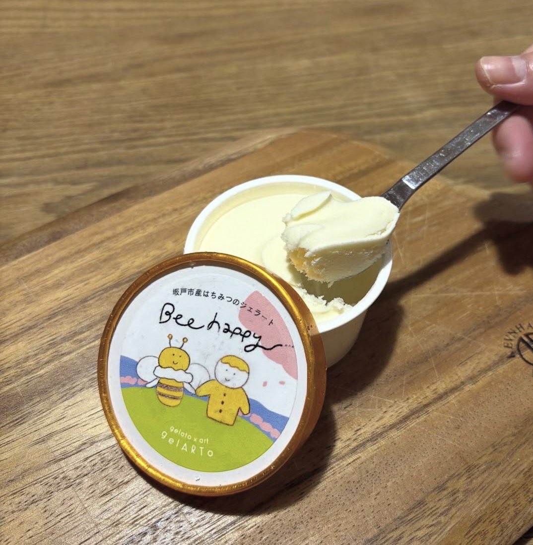 manabi_shigoto's tweet photo. 坂戸市産の生はちみつを使ったジェラート「Bee Happy」の増産計画が進行中です。
坂戸高校生が名付け親で、デザインは坂戸市在住のかりそめさん。
現在はほぼ在庫なしで、本屋ときがわ町で販売しているもののみとなります。
再販は春のはちみつ採取ができる5月以降の予定です。
#gelART https://t.co/4j6zKiTZnL