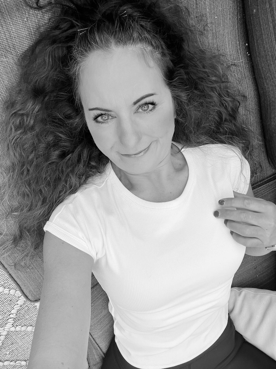 MagicAndPasta's tweet image. Goooood morning, my lovelies!

People drawn to you 

for your pretty face 

or nice body 

won't stay forever. 

But the ones who see

how beautiful 

your         heart is 

will never leave. 💞💞

#LoveWhereYouLive

#FNQ 🏝️