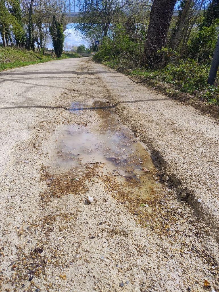 .#VigiloCPS "Défaut d'entretien" le 28/03/26

"piste défoncée par les engins. "
"passage de roues ont creusé la piste, ce qui réduit la largeur de moitié. Il faut combler les trous rapidement."

app.vigilo.city/?token=E4F743F…
Chemin de Corbeville à la Vauve <a href="/Orsaynotreville/">Ville d'Orsay</a>
<a href="/RemiDarmon/">Rémi Darmon</a>