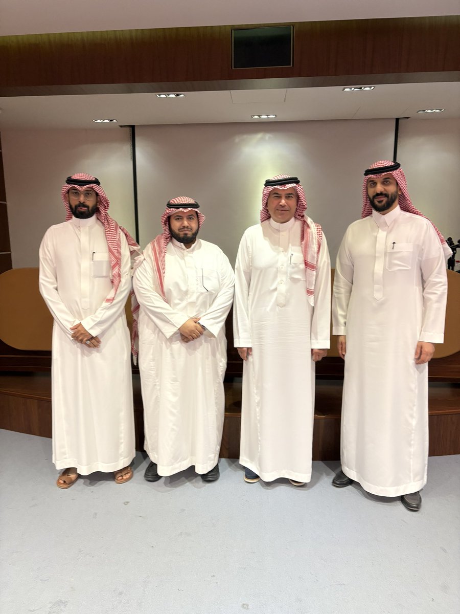 أباركُ للإبنِ الإثيرِ أسامةَ
فقد نالَ ما يرجو  ويأمَله يوما
هنيئاً بدكتوراهْ جاءتْ مُحِبةً
فكيفَ اذا كانتْ ستزهو  بهِ دوما 
…..
أبارك للأبن أسامة حصوله اليوم بحمد الله وفضله على درجة الدكتوراه  
من قسم العلاقات العامة والاتصال التسويقي ..
أطروحته كان موضوعها ..

"توظيف إدارات