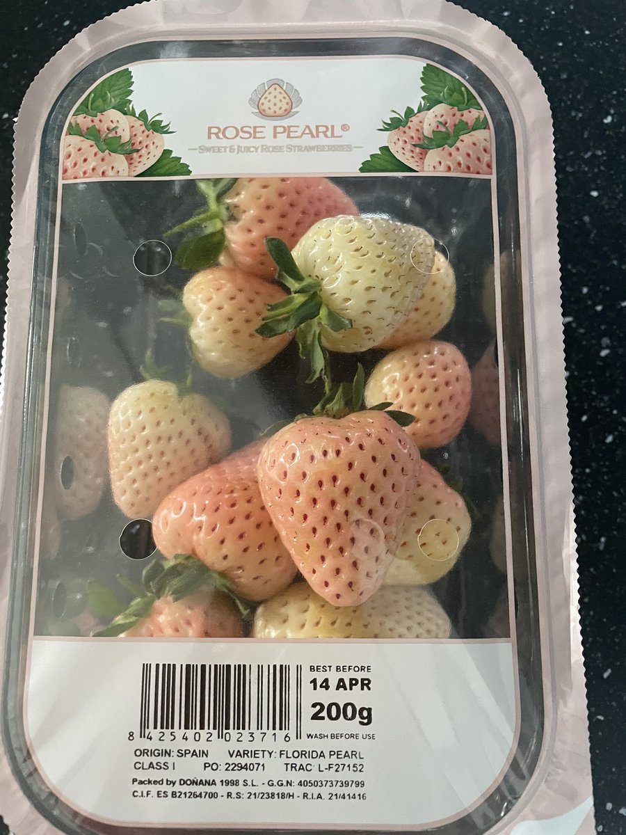 devereux1655's tweet image. I foolishly tried these again- I’ve learned my lesson 💁🏻‍♀️🤦🏻‍♀️ no flavour at all  #strawberries #fruit #lessons