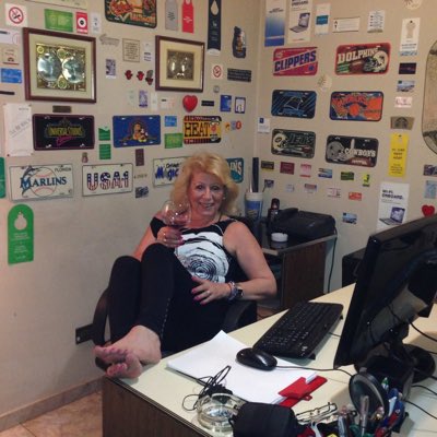 Laura Ester tweet media