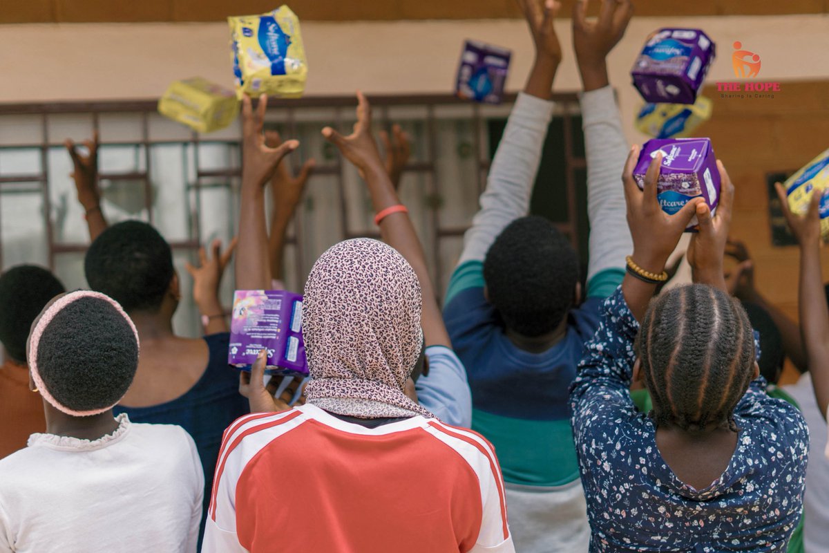 hope_cmr's tweet photo. 🌸 Retour sur notre journée de sensibilisation à la précarité menstruelle au foyer de l’espérance à Yaoundé. https://t.co/4KAML0h3td