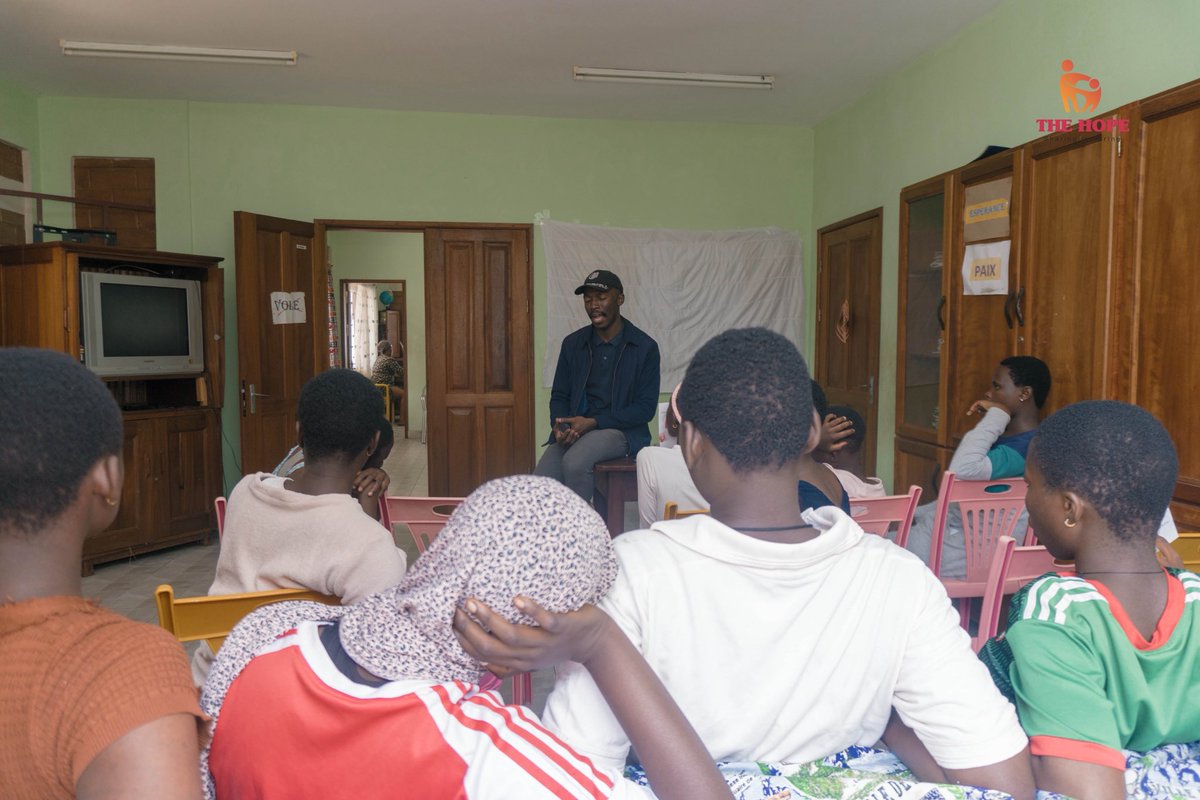 hope_cmr's tweet photo. 🌸 Retour sur notre journée de sensibilisation à la précarité menstruelle au foyer de l’espérance à Yaoundé. https://t.co/4KAML0h3td