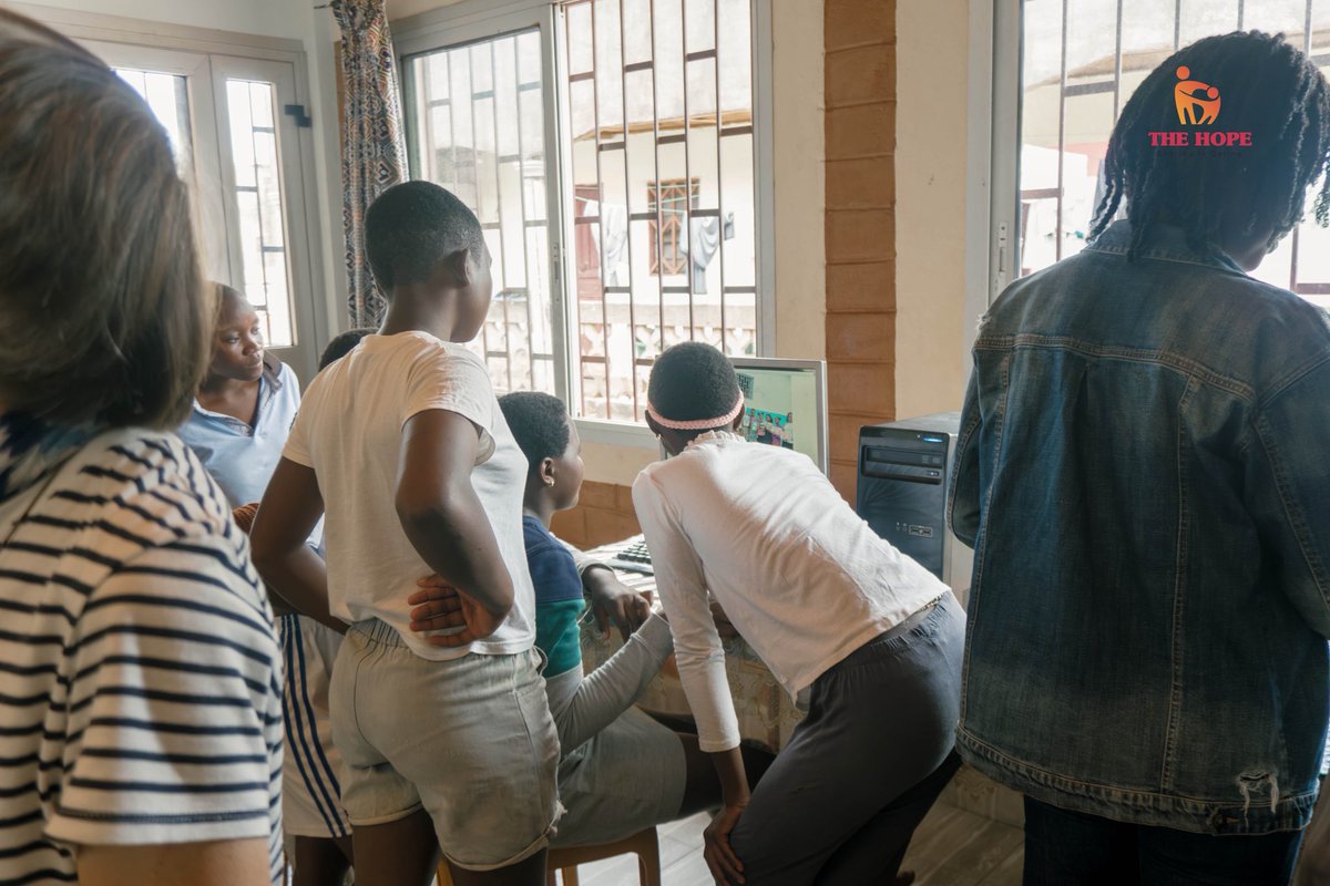 hope_cmr's tweet photo. 🌸 Retour sur notre journée de sensibilisation à la précarité menstruelle au foyer de l’espérance à Yaoundé. https://t.co/4KAML0h3td