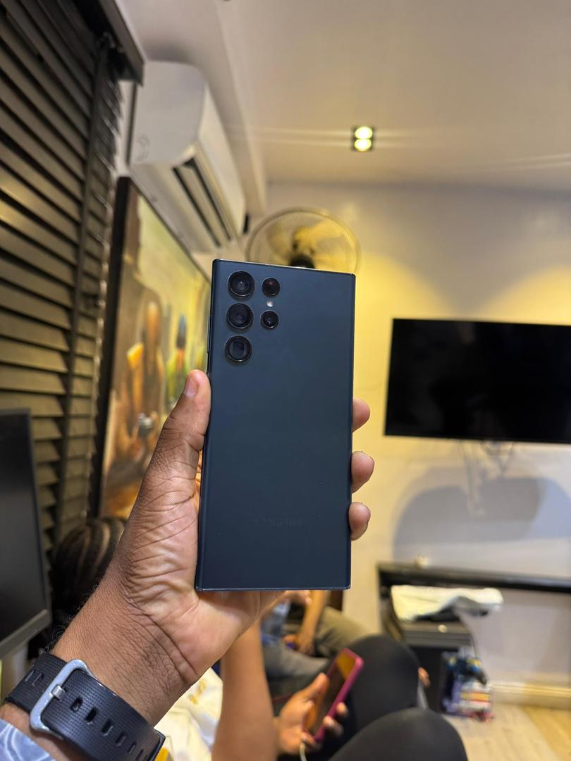 gadgetPlug_tech's tweet photo. My Samsung Ppl, I no forget una oo!

Hey fam❗️❗️
Your favorite gadget plug is back with fresh Samsung Galaxy phones that are turning heads everywhere! 
From everyday users to heavy gamers – there’s a Samsung for YOU. No complicated tech talk, just reasons why you need a Samsung. https://t.co/O24Uc8419u