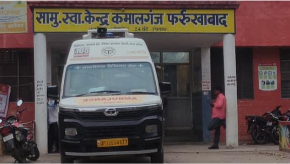 DNHindi's tweet image. फर्रुखाबाद : कमालगंज के गांधी नगर में नरेंद्र राजपूत नामक युवक का शव फंदे पर लटका मिलने से सनसनी। 2 महीने पहले पिता की मौत के बाद से मानसिक तनाव में था युवक। पत्नी से विवाद के बाद आत्मघाती कदम उठाने की आशंका।
#Farrukhabad #CrimeNews #Suicide #UPNews #BreakingNews #Breaking