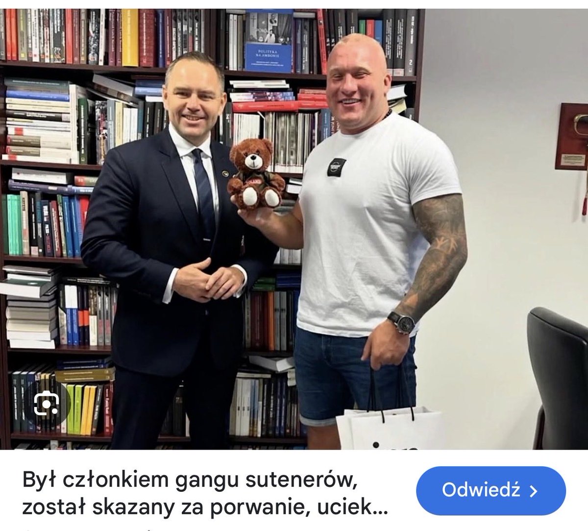 jmarkowi1's tweet photo. @sjkaleta @SzczurekZelazko Czyli Nawrocki nie mógł sobie od tak zrobić zdjęcia z wielkim bu? https://t.co/JBnbmaC7V9