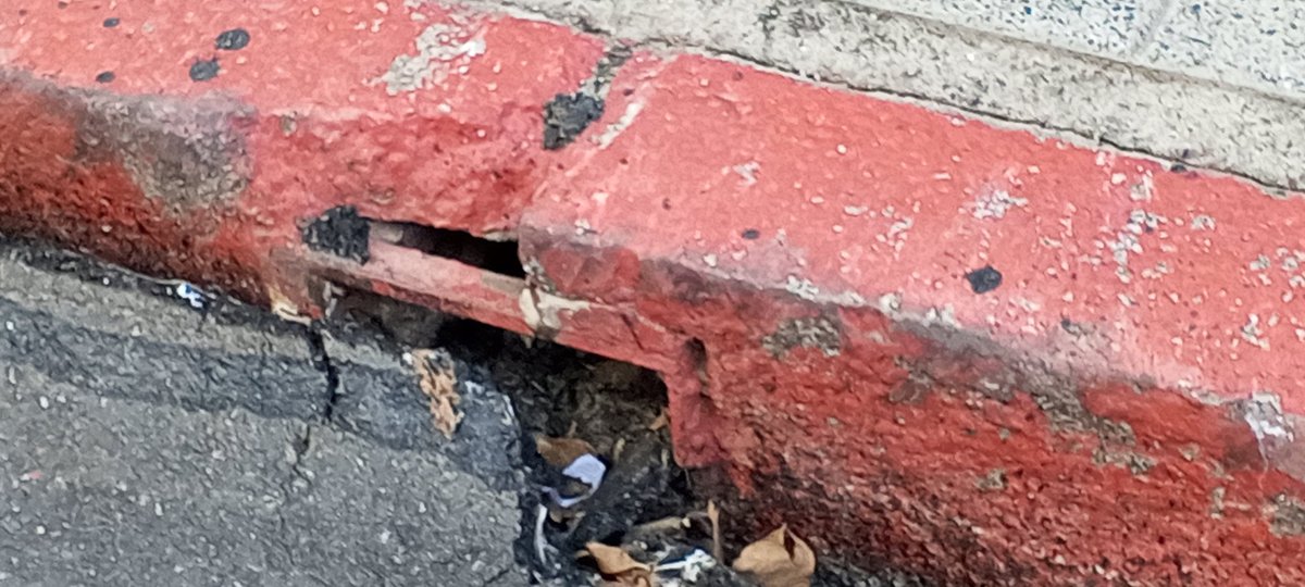 aft0475's tweet photo. Hacer un arreglo de esta magnitud da pena ahí se ve que está obstaculizando el desagüe pluvial del domicilio ni un niño hace tremendo desastre @sergiopiguillem https://t.co/KKVpg7q0zy