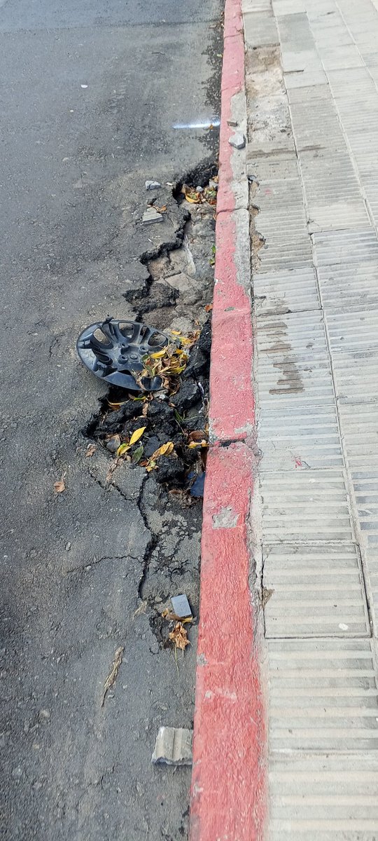 aft0475's tweet photo. Hacer un arreglo de esta magnitud da pena ahí se ve que está obstaculizando el desagüe pluvial del domicilio ni un niño hace tremendo desastre @sergiopiguillem https://t.co/KKVpg7q0zy