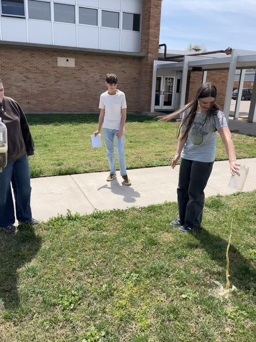 MrMacHHS's tweet photo. Bottle Bio dumping day in 4th hour https://t.co/XEGBNs8eS5