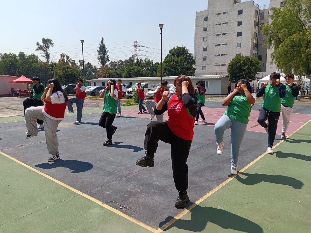 sbrsusana's tweet image. Se enciende el #SemáforoDeportivo de la @FAHHdeporte en las "Jornadas de Salud y Seguridad IEMS" en el @IEMS_CDMX Azcapotzalco II con la estrategia #KickBoxing, en la cual los alumnos aprendieron la técnica de golpeo y pateo... (1/2) @IemsComunidad @DocenteIEMS