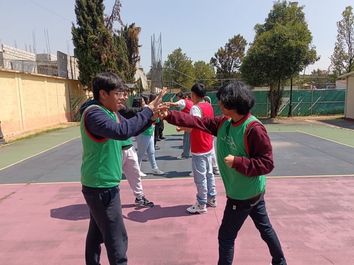 sbrsusana's tweet image. Se enciende el #SemáforoDeportivo de la @FAHHdeporte en las "Jornadas de Salud y Seguridad IEMS" en el @IEMS_CDMX Azcapotzalco II con la estrategia #KickBoxing, en la cual los alumnos aprendieron la técnica de golpeo y pateo... (1/2) @IemsComunidad @DocenteIEMS