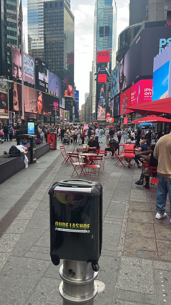 Oude lashof on tour in New York. 🤣 #loonwerker #suitcase