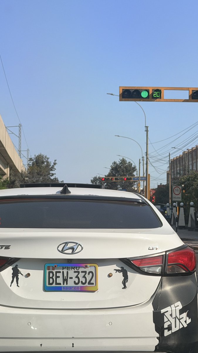 davizhing's tweet photo. @MunideSanBorja pueden sincronizar mejor sus semáforos?? Lo único que genera es congestión.. https://t.co/3YSDT4abD7