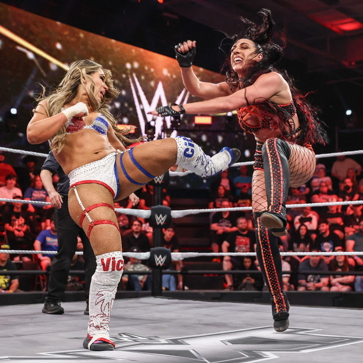 JosebaMendez41's tweet image. 🔸La victoria de Lola Vice sobre Jacy Jayne para retener el NXT Women's Championship

🔸Las apariciones de Kendal Grey, Kali Armstrong, Izzi Dame y Zaria para mantener un cara a cara con Lola Vice

🔸El ataque de Sol Ruca sobre Zaria

Fue un show de #WWENXT muy entretenido.