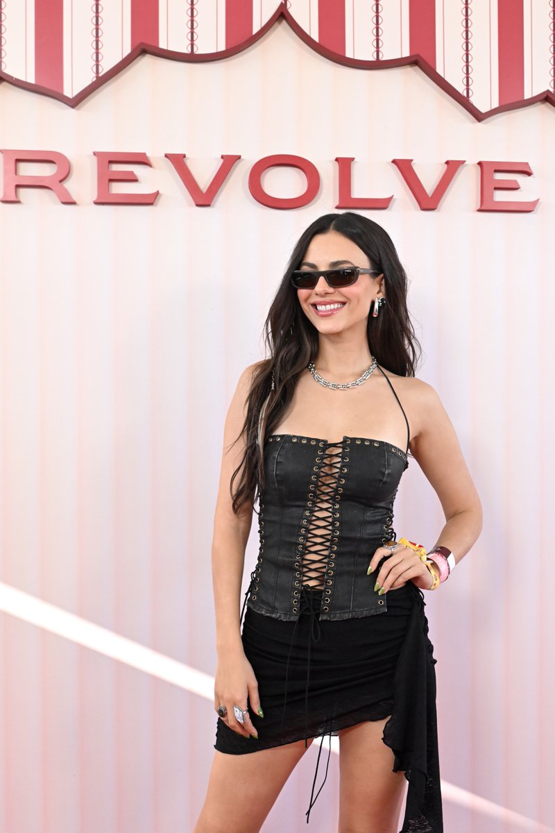 📸| Gallery Update | Appearances &amp; Events | 8 additional photos of <a href="/VictoriaJustice/">Victoria Justice</a> attending the 9th Annual Revolve Festival in Indio on April 11th, 2026.

🔗dailyvictoriajustice.org/photos/thumbna…