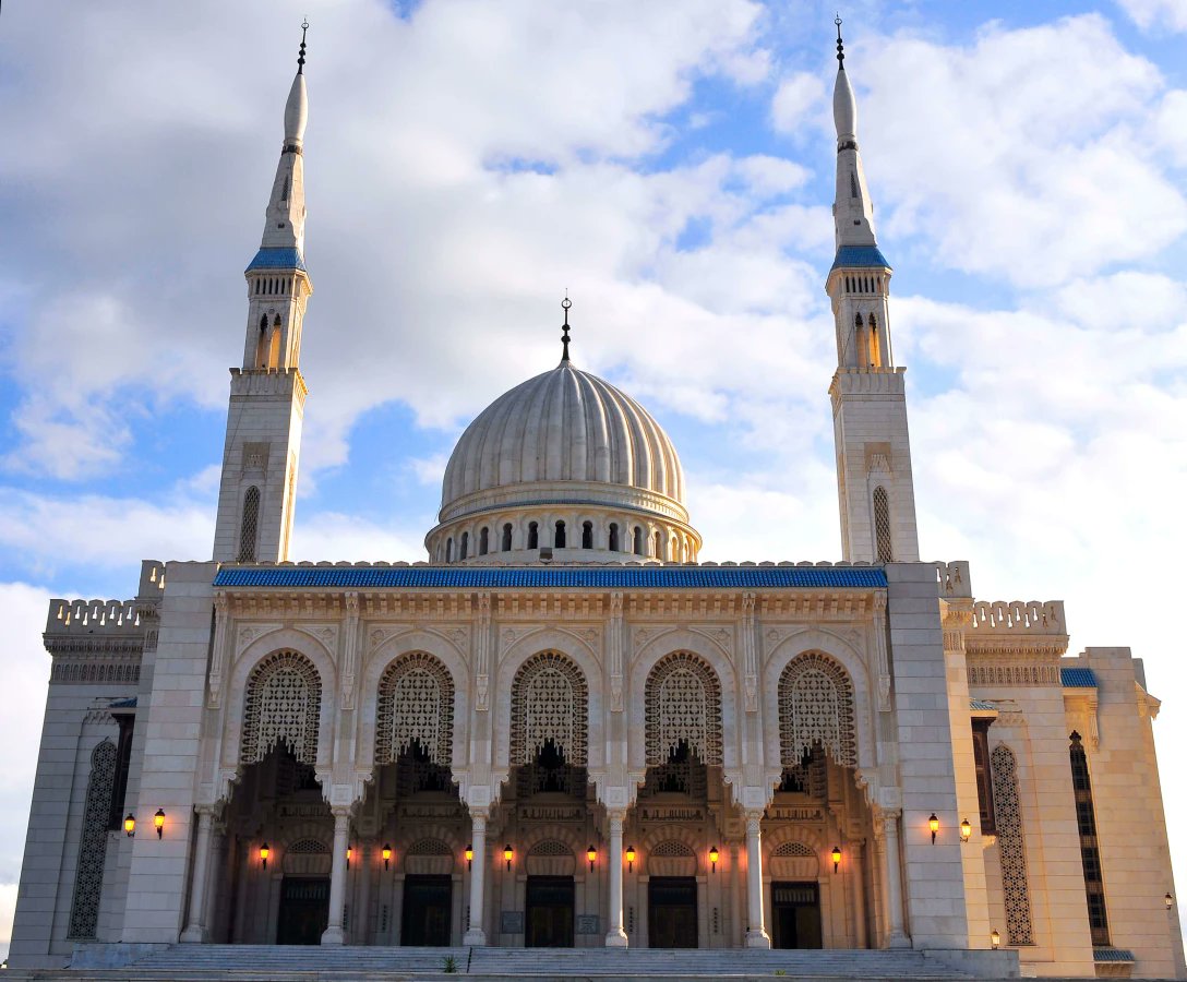 Conçue par un cabinet d'architectes🇲🇫 et construite par une entreprise du BTP et des ingénieurs🇲🇫,Bouygues

Elle ressemble furieusement à une copie de la mosquée Abdelkader de Constantine 🤡

Les 🇲🇦 ont bien fait leur repérage quand ils y travaillaient sur le plâtre et le zellige