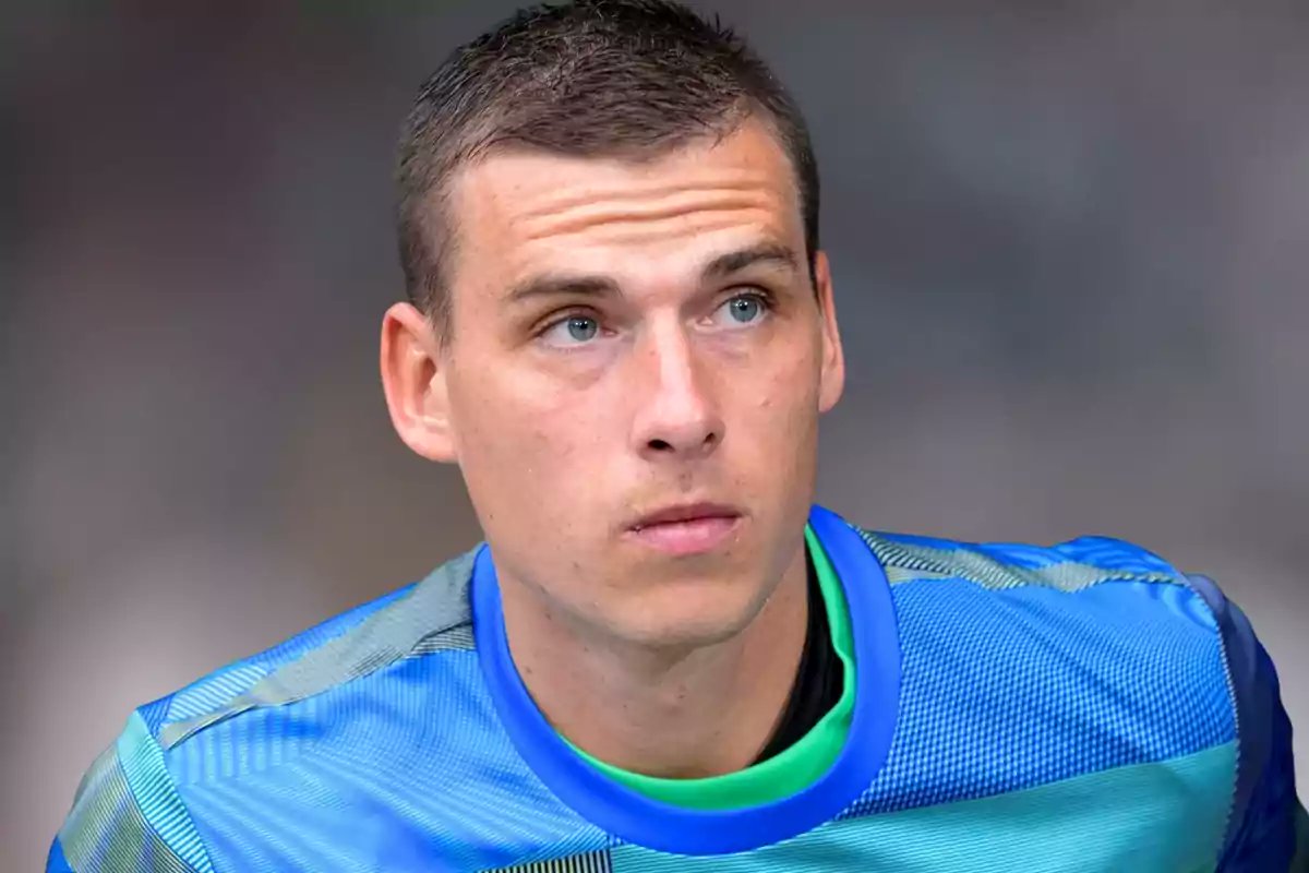 MadridSports_'s tweet image. Cómo está sufriendo Lunin en cada balón aéreo que ronda el área del Madrid. 1,91m mide... el Bayern ya lo sabía y lo está castigando en cada centro.