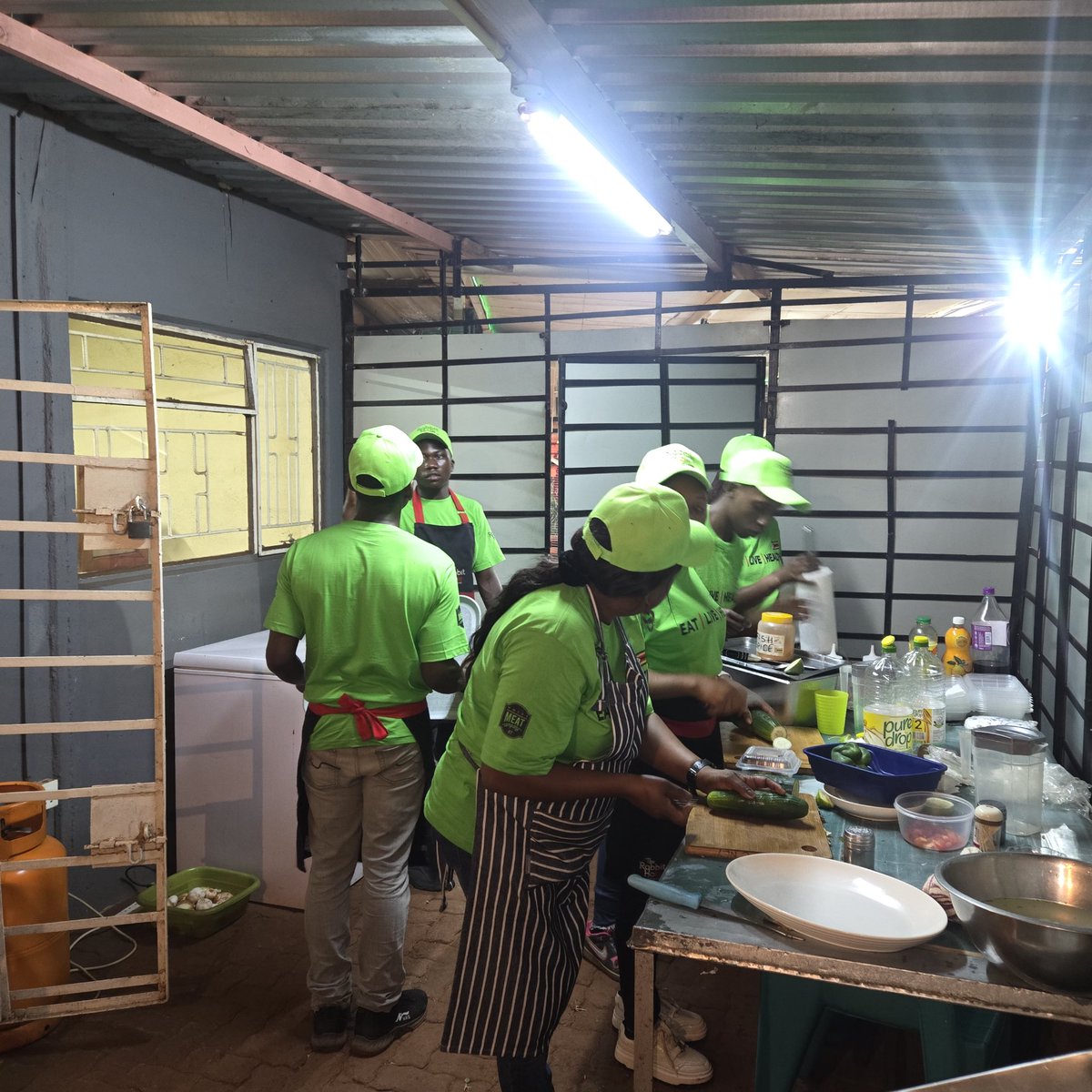 WhiteMeatCompa1's tweet photo. Happy to see e old Rabbit Hole there. We leveled up and relocated to corner Samora Machel and Golden Quarry Roads. Those who patronize our place say that we still have the best food in Harare. Come and experience it for yourself... On the house. Peace✌🏿. WhatsApp 263 772 333 369 for details.
