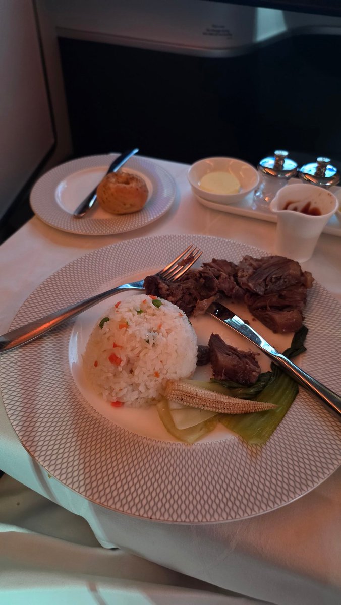 firstlight40's tweet photo. @British_Airways I wouldn't give this to my dog (if I had one), so called first class #ba11. How badly do you you treat your GGL passengers travell8ng in first? https://t.co/4o6IL3Zzrb