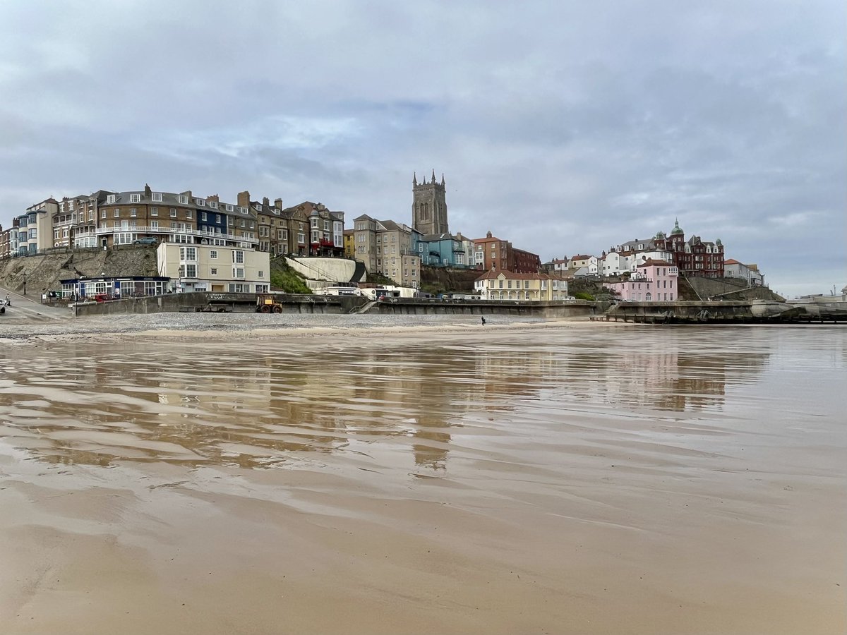 TractorWalking's tweet image. Grey skies over Cromer this morning… @WeatherAisling @ChrisPage90 @StormHour @metoffice #loveukweather #Cromer #Norfolk