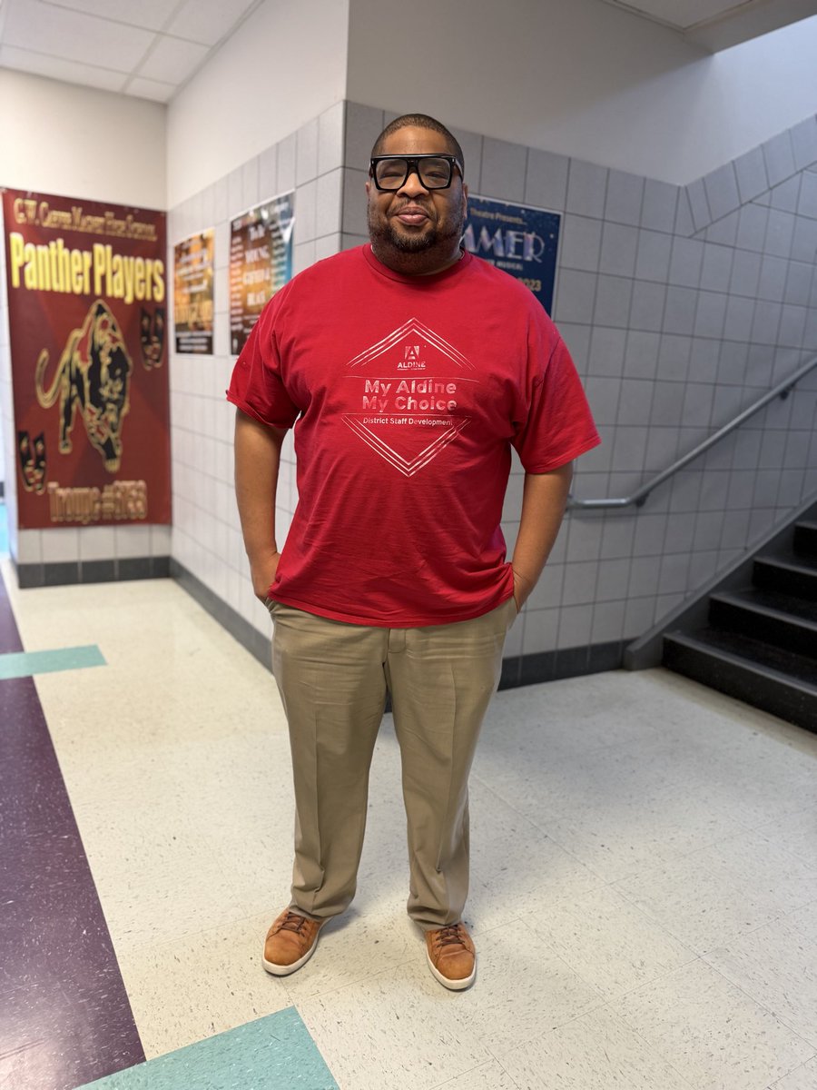 mschiceducator1's tweet photo. At Carver, we paint the den RED for Public Ed! #AldineAFT6345 #AldineStory @GWCarverLibrary @CarverHS_AISD https://t.co/vv5x3YsxLJ