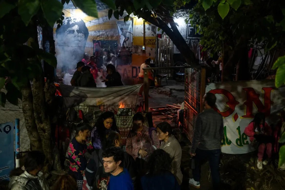 ultras_antifaa's tweet image. #Argentina — Diego Armando Maradona's childhood home in Villa Fiorito has been turned into a soup kitchen for the poor amid the country's severe economic crisis.

“Diego would say there is a lot of hunger and we have to help, because the need is so great,” said Diego Gavilan, who