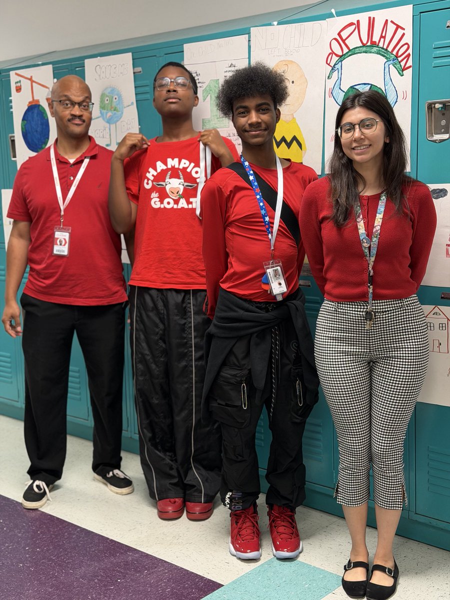 mschiceducator1's tweet photo. Our Carver Panthers paint the den RED for Public Ed! #AldineAFT6345 #AldineStory @GWCarverLibrary @CarverHS_AISD https://t.co/fvZxdOiqN5