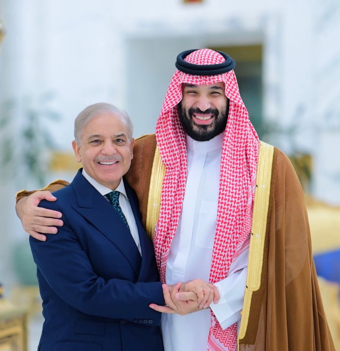 SajjadBhatti's tweet image. What A Super Smiling (JHAPPIE) Hug. 🤗♥️ @CMShehbaz #MBS 

Never Seen Saudi Crown Prince MBS Smiling Like This ♥️💚 - Mashallah 

Pakistan Zindabad 💚 #Pakistan #SaudiArabia #Talks #IranWar‌ #IslamabadTalks