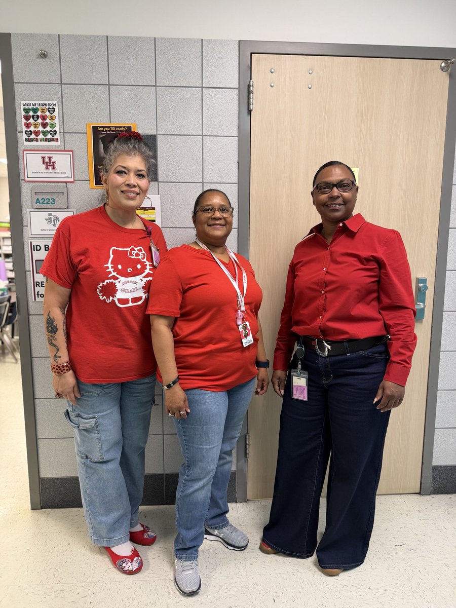 mschiceducator1's tweet photo. At Carver, we paint the den RED for Public Ed! #AldineAFT6345 #AldineStory @GWCarverLibrary @CarverHS_AISD https://t.co/3mgyOXJna5
