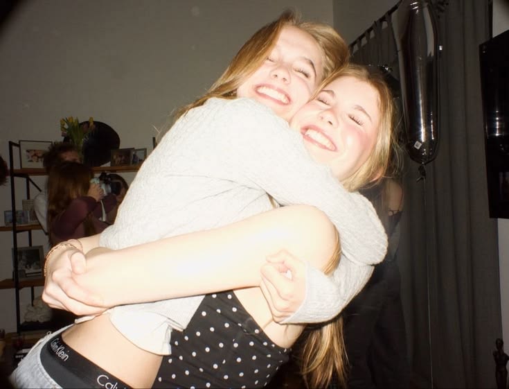 EST01SOL's tweet photo. feliz aniversário para minha metade, a outra parte do meu coração. 
lala, te amo mais do que você pode imaginar. sou muito grata por tudo que já fez e faz por mim, e agradeço por nunca ter saído do meu lado nem nos piores momentos. eu te desejo um universo de coisas boas + https://t.co/WSGCnGASX0