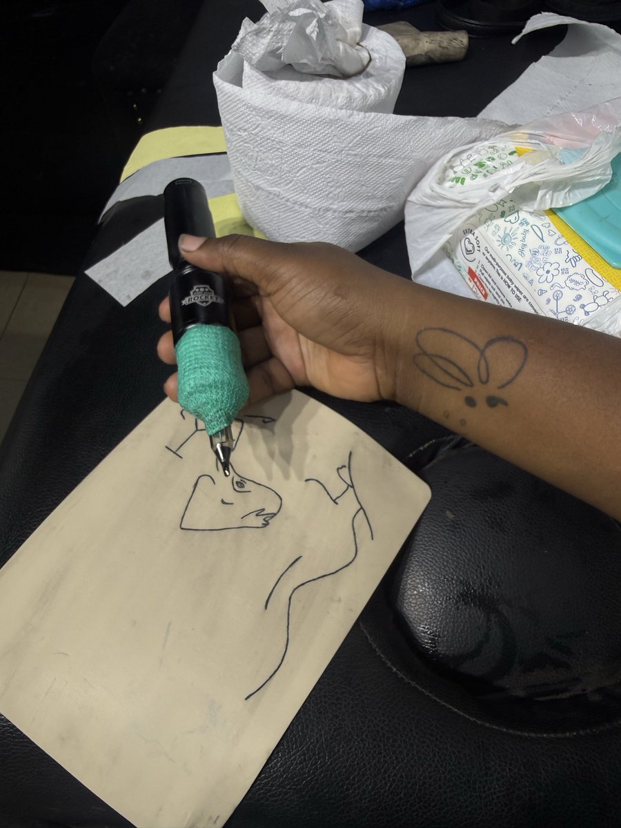 mskhefdiary's tweet image. Mini tattoo are the best🖤
Inks are sweet and addictive 🥰💋#inks #tattoo