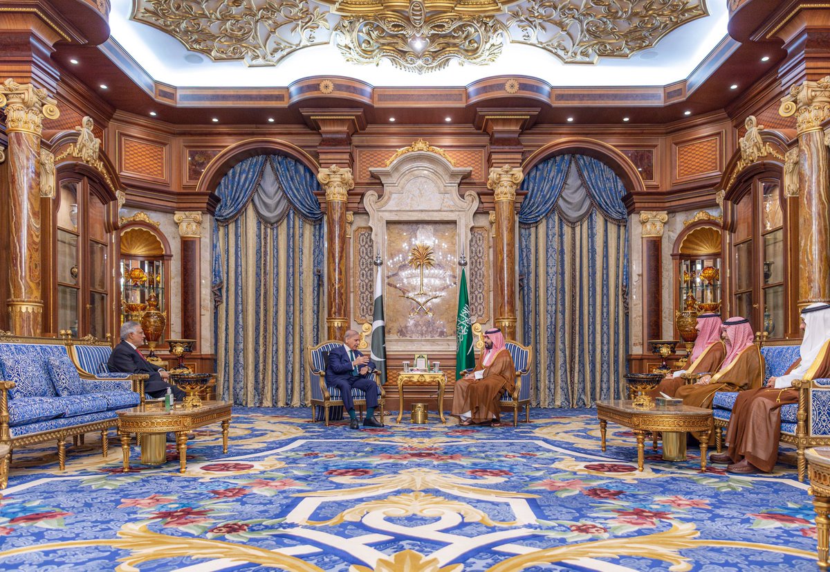 developingpak's tweet image. The Crown Prince of Saudi Arabia Mohammed Bin Salman meets with the Prime Minister of the Islamic Republic of Pakistan Mian Shehbaz Sharif 

#SaudiArabia #Pakistan 🇸🇦🤝🇵🇰