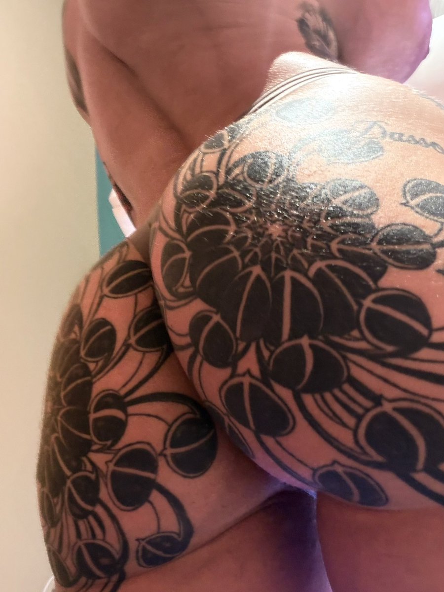 Goth Barbie 🦇 2000cc tweet media