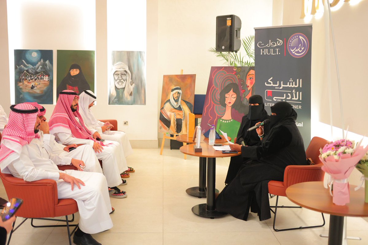 تصويري الليلة من امسية "ابجدية الريشة" تزامناً مع يوم الفن العالمي، الفنانة التشكيلية عبير الشامان وتحاورها الفنانة التشكيلية سلوى الانصاري في مقهى هولت.

#الشريك_الأدبي #تبوك