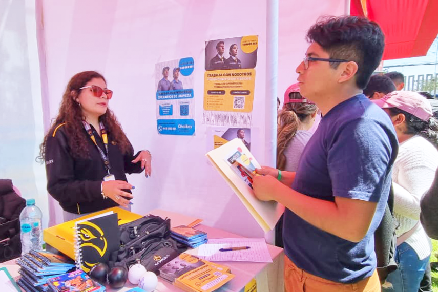 UNSA_Oficial's tweet image. 📣 Estudiantes, egresados y ciudadanos asistieron a la #UNSA en busca de un futuro laboral. La feria «Atrapa tu Chamba», lejos de ser un simple evento, se convirtió en una ofensiva audaz contra la informalidad que asfixia el mercado laboral arequipeño.

👉 acortar.link/xdAFeP