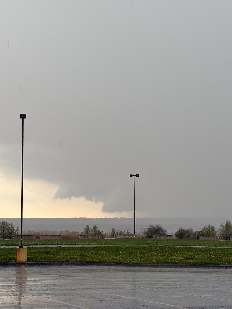 TheSweig's tweet photo. @ryanhallyall @MaxVelocityWX Wall cloud in Cleveland Ohio storm https://t.co/hDB5Wb65jL