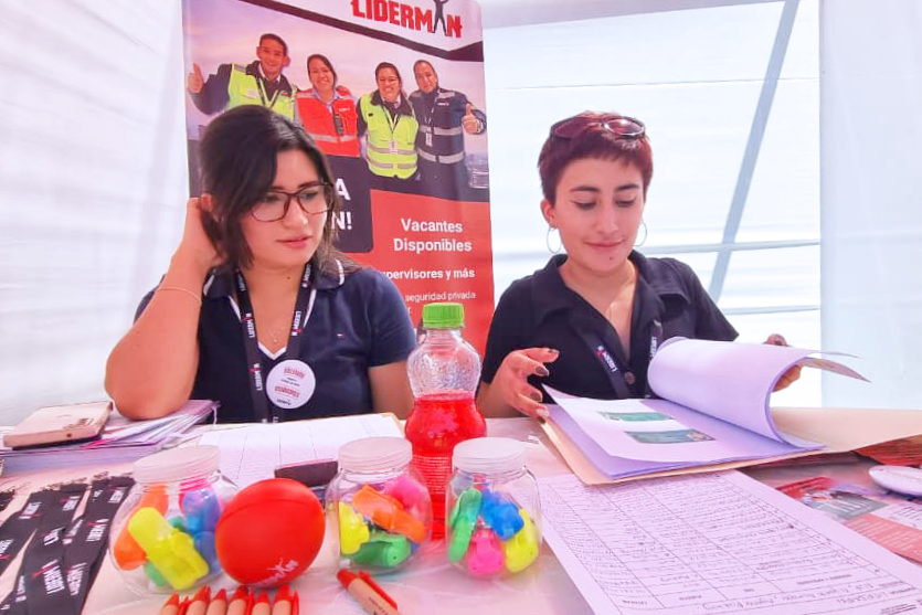 UNSA_Oficial's tweet image. 📣 Estudiantes, egresados y ciudadanos asistieron a la #UNSA en busca de un futuro laboral. La feria «Atrapa tu Chamba», lejos de ser un simple evento, se convirtió en una ofensiva audaz contra la informalidad que asfixia el mercado laboral arequipeño.

👉 acortar.link/xdAFeP
