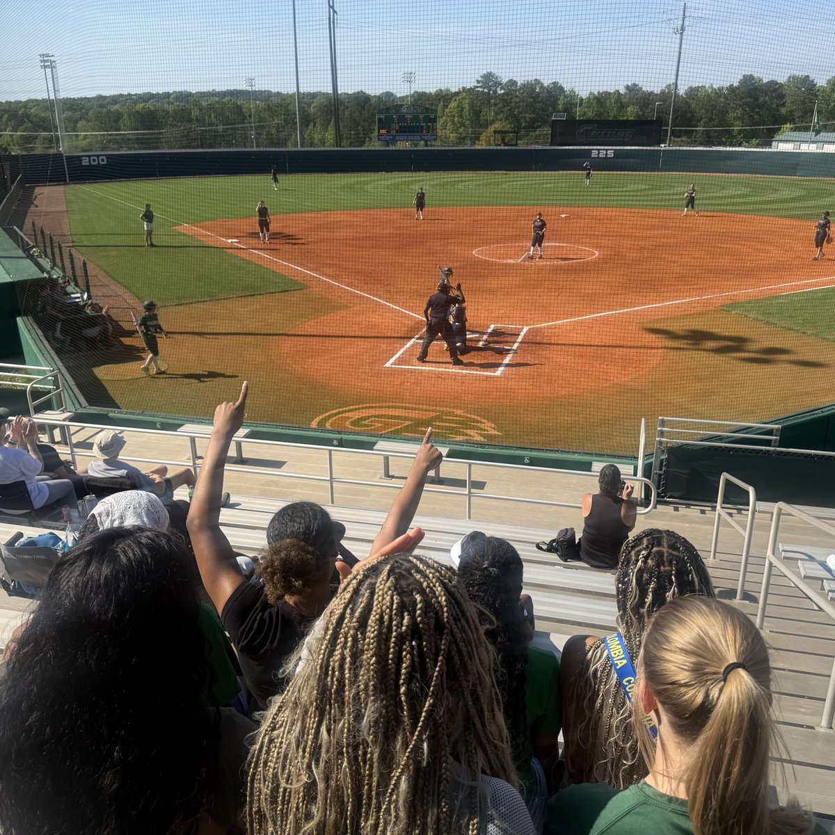 GGC_WBB's tweet image. Fun team hike and cheering on our softball team🤝🏀🥎 
#ClawsOut #MakingHistory