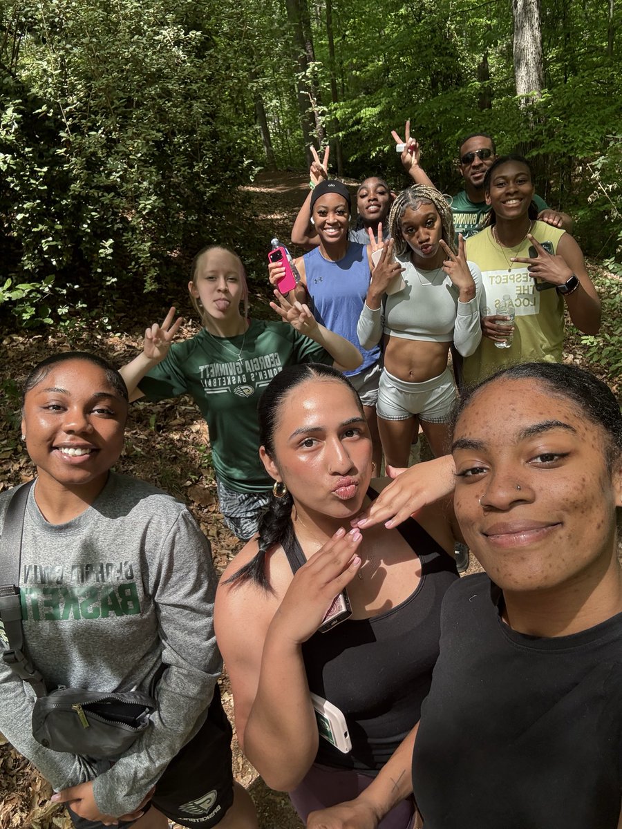 GGC_WBB's tweet image. Fun team hike and cheering on our softball team🤝🏀🥎 
#ClawsOut #MakingHistory