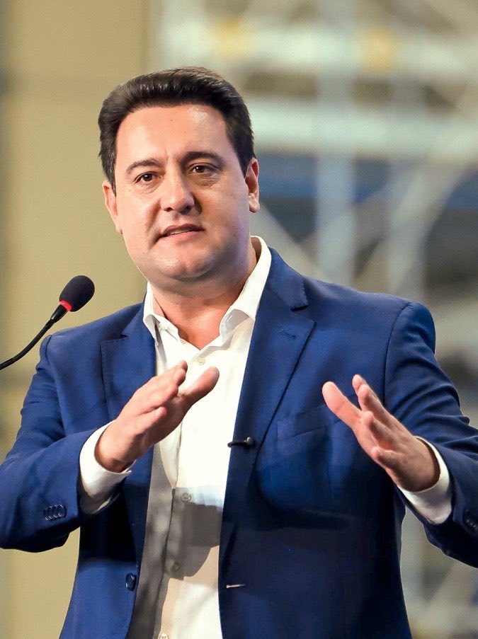 marleipr's tweet photo. CONTA DE LUZ MAIS CARA NO PARANÁ

Conta de luz no Paraná pode subir até 19% pra população e 51% pra indústria. Resultado da privatização da Copel por Ratinho Jr.: tarifa mais cara, demissões e lucro garantido. Quem paga a conta é o povo. Prometeram eficiência, entregaram exploração.