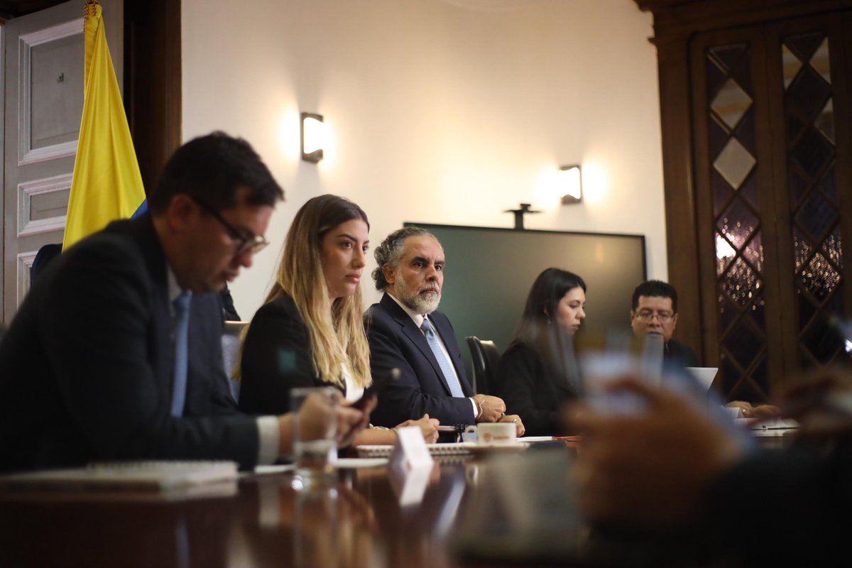 MinInterior's tweet image. #AEstaHora el Ministro del Interior, @AABenedetti, lidera el décimosexto Comité de Coordinación y Recomendación de Medidas de Protección #CORMPE, evaluando las acciones para garantizar la seguridad de quienes participan en la contienda electoral de las elecciones presidenciales.